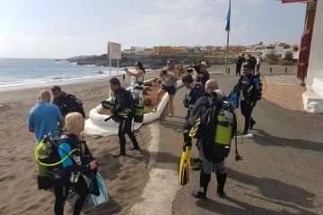La limpieza de fondos marinos de La Garita 'rueda' con éxito (Foto TA)